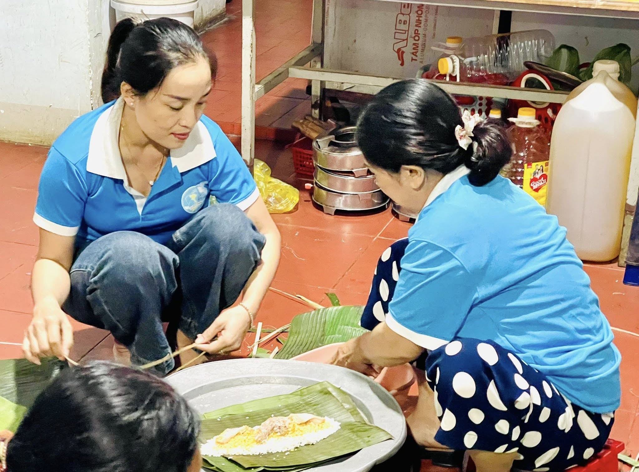 Chi hội phụ nữ thôn Phú Hòa gói 120 bánh tét hỗ trợ đồng bào vùng lũ tại các xã phía Đông của tỉnh